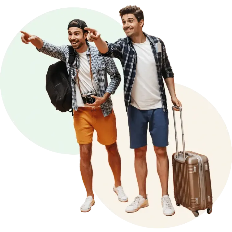 Chicos con maletas buscando lockers